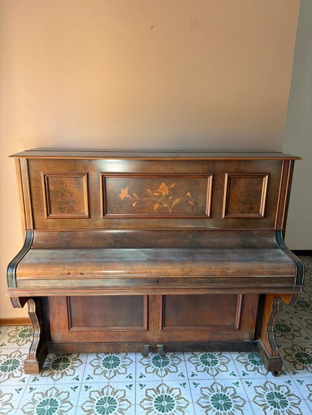 Pianoforte verticale antico in legno