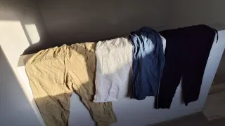4 Pantalones beige, azul y blanco.