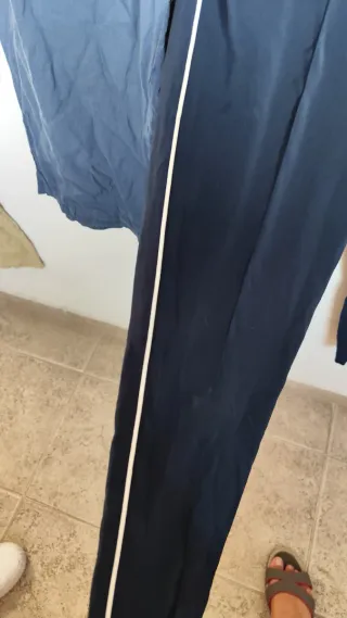 4 Pantalones beige, azul y blanco.