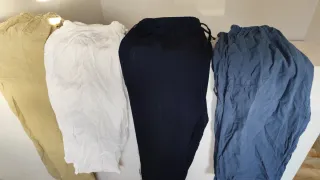 4 Pantalones beige, azul y blanco.