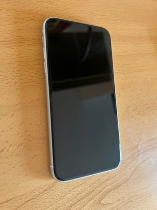 iPhone XR 64GB Blanco + 8 Fundas