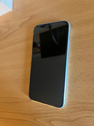 iPhone XR 64GB Blanco + 8 Fundas