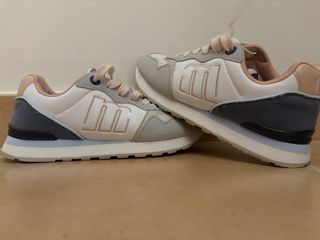 Zapatillas Mustang grises y blancas