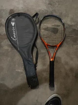 Raqueta de tenis con funda