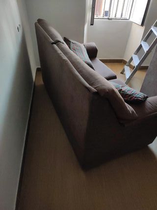 Sofá de 2 plazas marrón con cojines