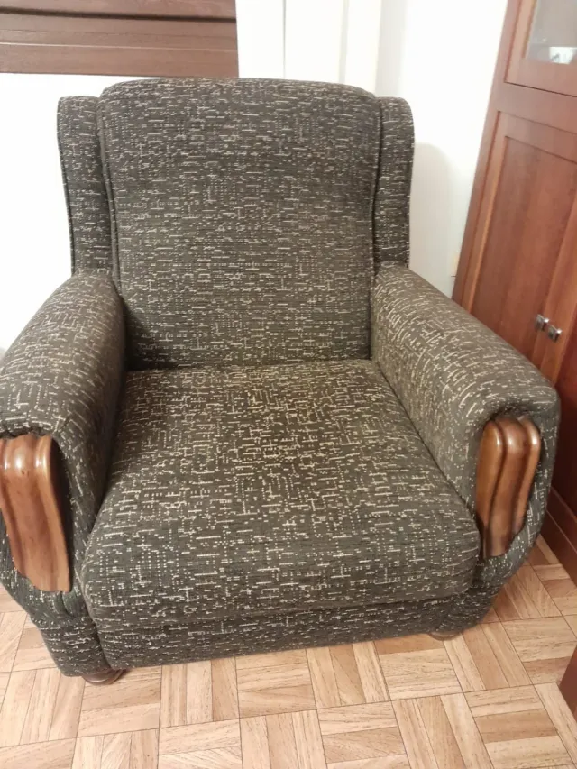 Sofás de tela y madera.