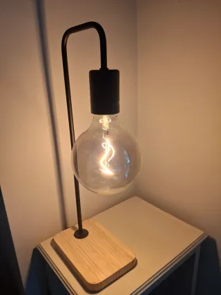 Lámpara de mesa Ikea madera y metal
