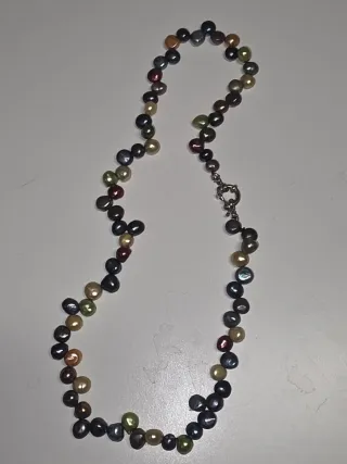 Collar de perlas naturales.