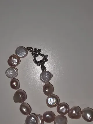 Collar de perlas naturales.