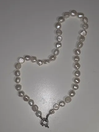 Collar de perlas naturales.