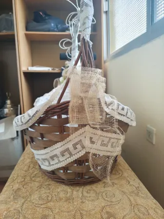 Cesta de mimbre decorada con encaje