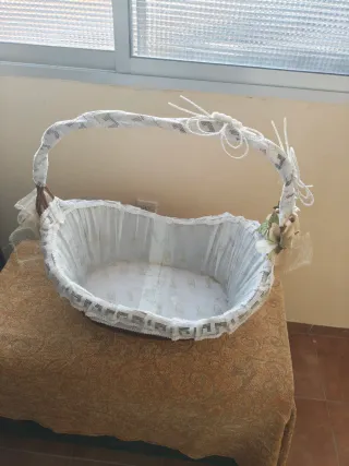 Cesta de mimbre decorada con encaje