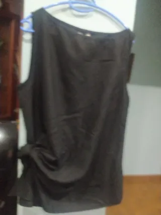Blusa negra drapeada
