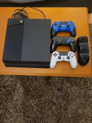 PS4 + 3 MANDOS +JUEGOS+ MICRÓFONOS + BASE DE CARGA