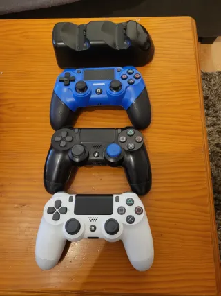PS4 + 3 MANDOS +JUEGOS+ MICRÓFONOS + BASE DE CARGA