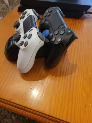 PS4 + 3 MANDOS +JUEGOS+ MICRÓFONOS + BASE DE CARGA