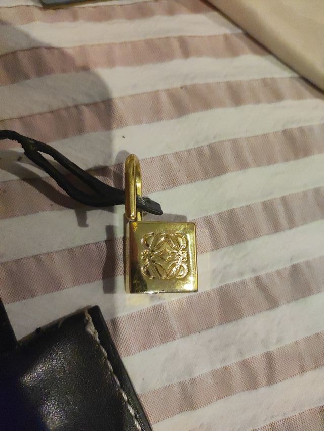 Louis Vuitton y Loewe: Candados y Fundas