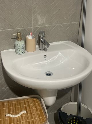 Lavabo de cerámica blanco y metal