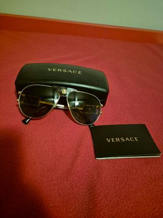 Gafas de sol Versace doradas y negras