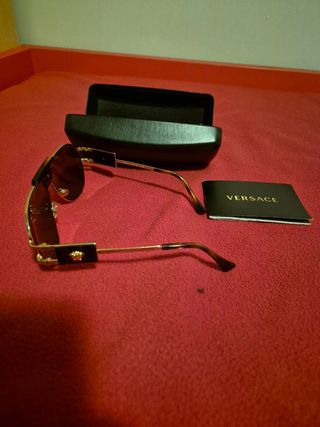Gafas de sol Versace doradas y negras