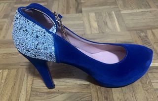 Zapatos de fiesta azul con detalles plateados