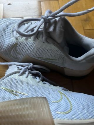Nike Metcon 9 Blancas Doradas Talla 40