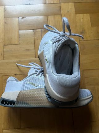 Nike Metcon 9 Blancas Doradas Talla 40