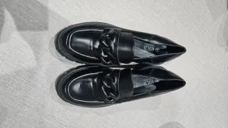 Zapatos negros con cadena