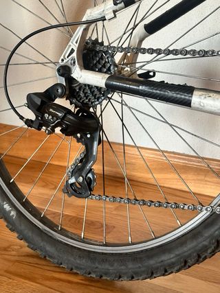 Bicicleta de montaña blanca