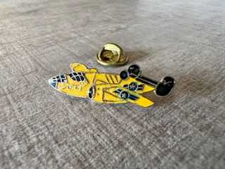 Pin avión amarillo esmaltado