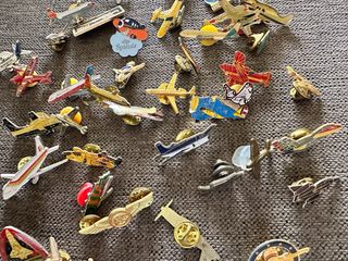 Pin avión amarillo esmaltado