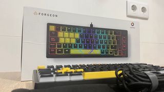 Teclado Forgeon Clutch 60% Gaming RGB Red Switches