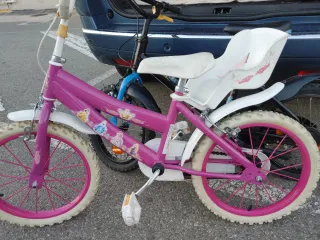 Bicicleta infantil rosa con asiento