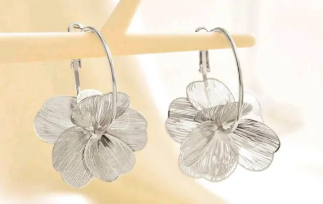 Pendientes plateados con diseño floral