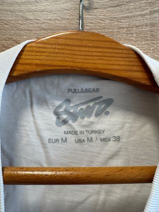 Camiseta blanca con estampado gráfico - Talla M.