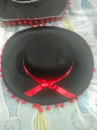 Gorro cordobés negro con adornos rojos
