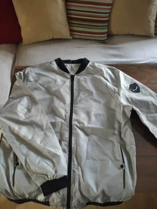 Cazadora Bomber Gris Talla L. Sin estrenar.