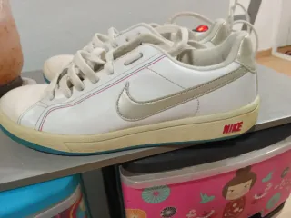 Zapatillas Nike Blancas y Doradas