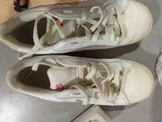 Zapatillas Nike Blancas y Doradas