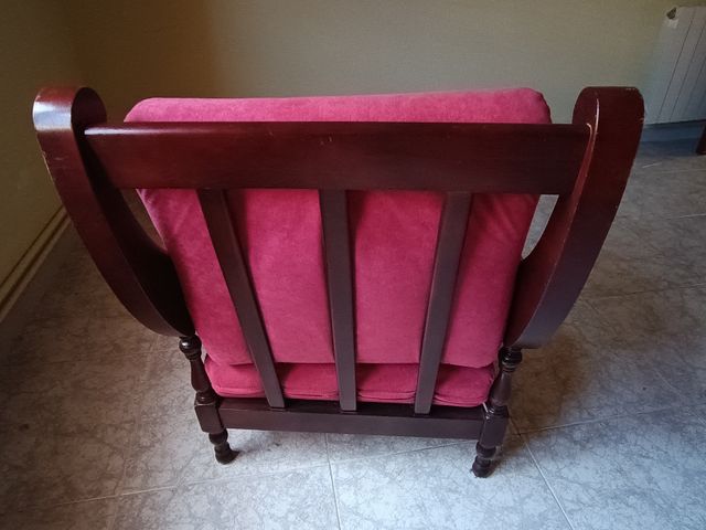 Sillones de madera acolchados