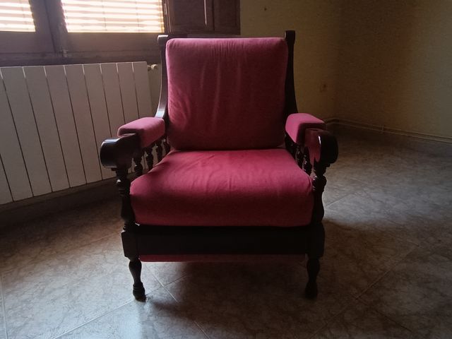 Sillones de madera acolchados