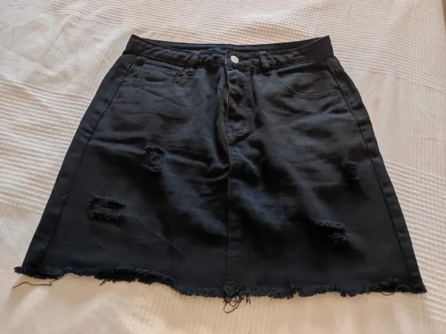 Falda vaquera negra desgastada