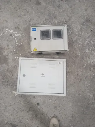 Caja Eléctrica Doble con Ventanas