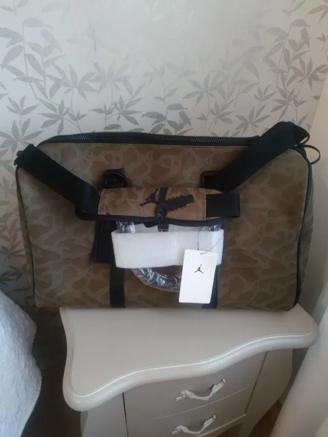 Bolso de deporte/viaje marca Jordan.