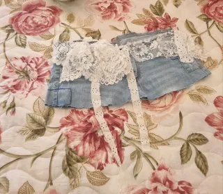 Minifalda vaquera upcycled con encaje
