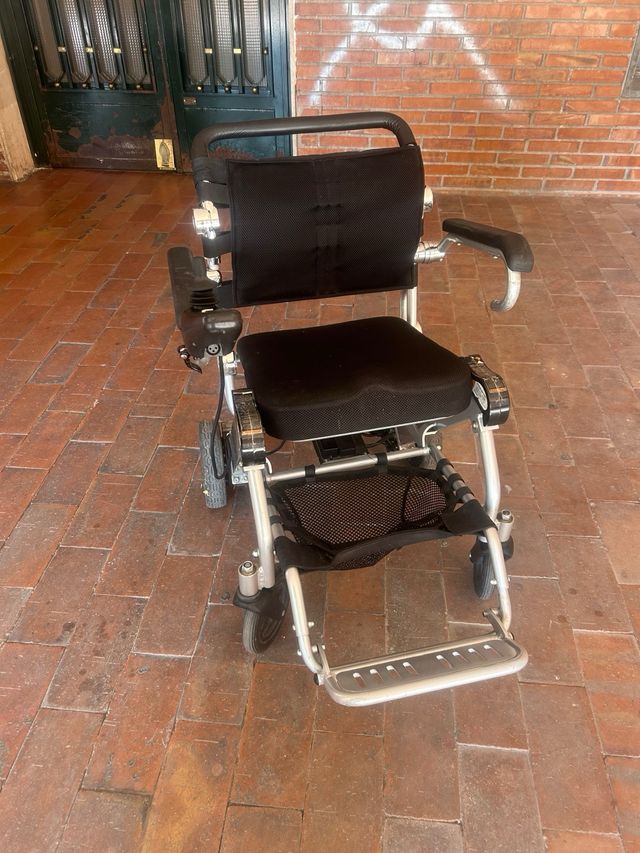 Silla de ruedas eléctrica plegable