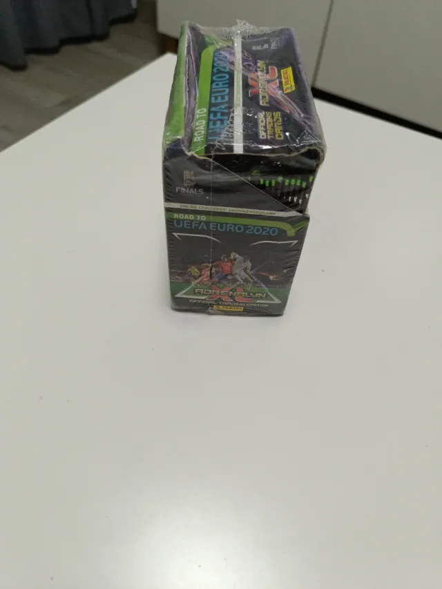 Caja Adrenalyn XL Euro 2020 Panini