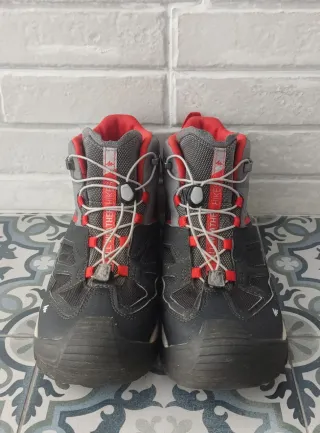 Botas de montaña Quechua niño/niña talla 38.
