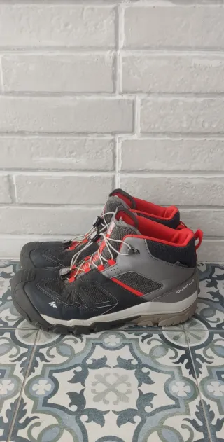 Botas de montaña Quechua niño/niña talla 38.
