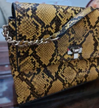 Bolso amarillo estampado serpiente con cadena
